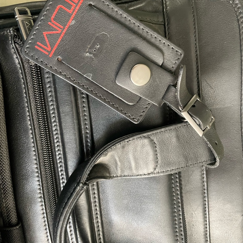 TUMI Sleek Black Leather Briefcase - Picture 5 of 5